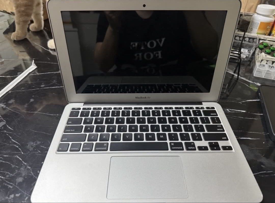 Apple MacBook Air Laptop (Category: Laptops & Notebooks) located in Makati City. Submitted by stallionmegx (Listing ID 1459917248, Image 1). Description: Working Smaller version.