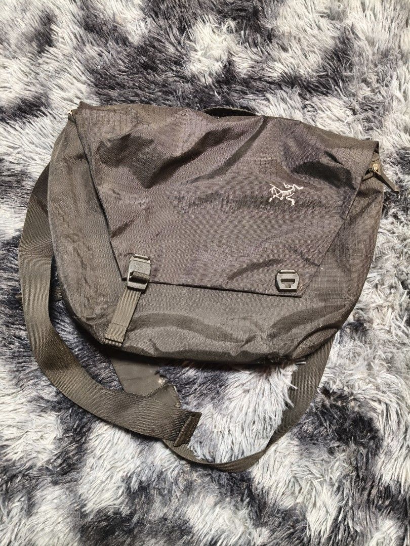 Arc'teryx Messenger Bag (Category: Sling Bags) located in Siquijor. Submitted by retrothreads-r18 (Listing ID 1459912592, Image 1). Description: - Arc'teryx messenger bag - Color: Dark Grey - Features adjustable strap with buckle closure - Note: Some wear on the strap as pictured - Ideal for everyday use.