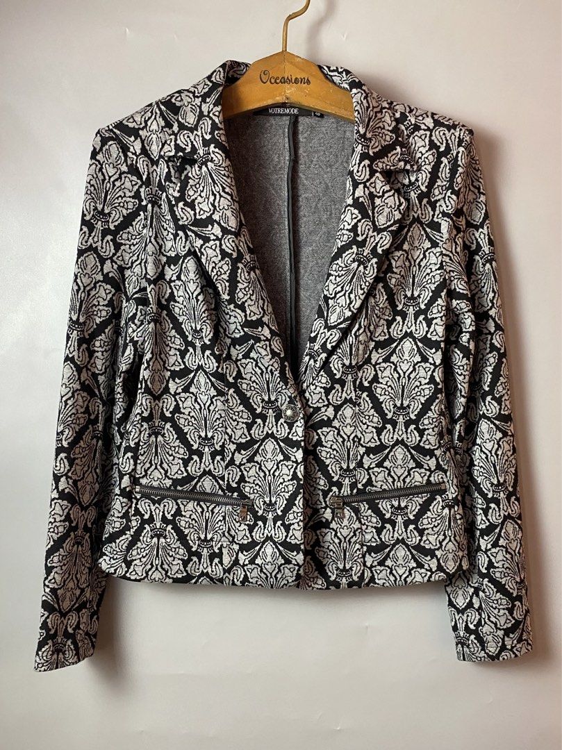 Armani Exchange Blazer (Category: Longsleeves) located in Quezon City. Submitted by loloyz123 (Listing ID 1459918963, Image 1). Description: Armani Exchange Blazer Condition: Very good/ cut washtags Color rate: 10/10 Color: Black/ gray Size: 40 l: 23 W: 18 inches .