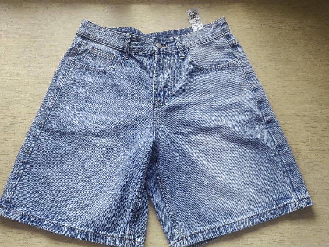 Assorted Mens Shorts (Category: Shorts) located in Quezon City. Submitted by brycine022416 (Listing ID 1460080533, Image 1). Description: - Classic light wash denim shorts - Garter Shorts - Comfortable fit for casual wear - Button and zip closure - Two front pockets and two back pockets - Approximately 15 inches in length - A versatile staple piece for your wardrobe Denim shorts 350 Garter shorts 250 each Take all 4 for 1000.