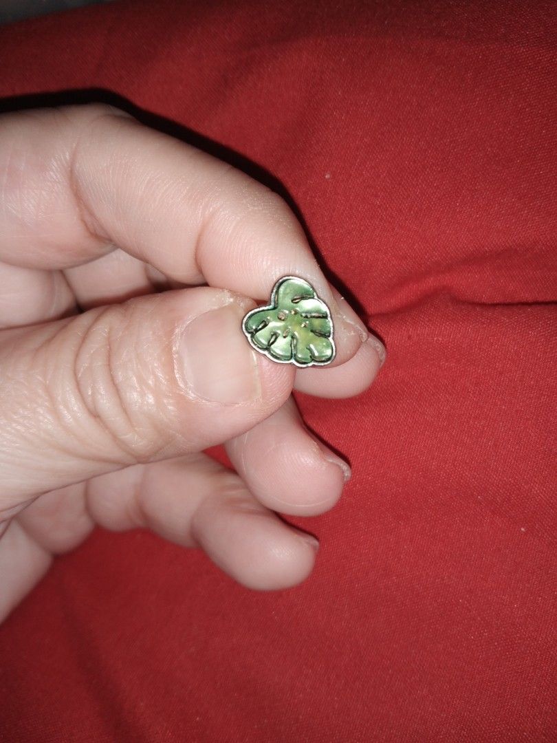 Authentic Disney leaf earrings (Category: Earrings) located in Quezon City. Submitted by eidorableshop (Listing ID 1460064985, Image 2). Description: .