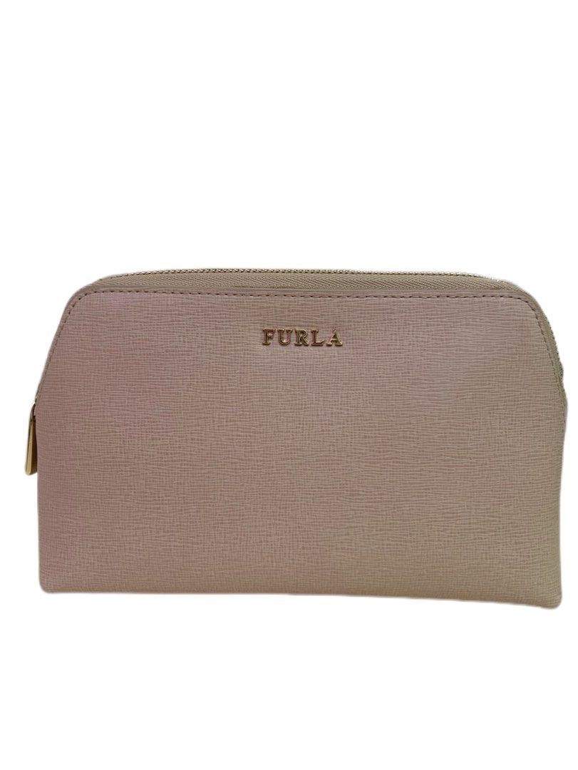 AUTHENTIC FURLA Saffiano Leather Pouch — Blush Nude (Category: Luxury Bags & Wallets) located in Cavite. Submitted by charmscloset888 (Listing ID 1460018416, Image 1). Description: FURLA Saffiano Leather Pouch — Blush Nude A timeless Furla pouch in a soft blush/nude shade, crafted in textured Saffiano leather with elegant gold-tone hardware. Clean, structured, and versatile — perfect as a makeup pouch, organizer, travel pouch, or a minimalist clu