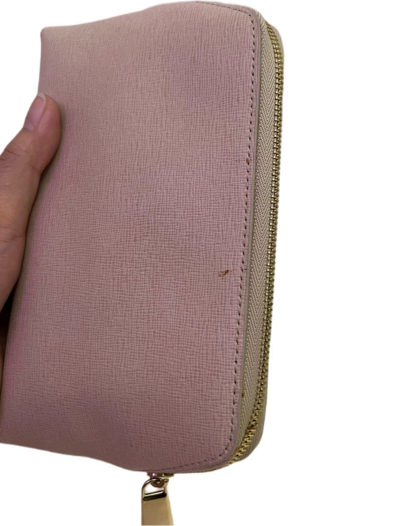 AUTHENTIC FURLA Saffiano Leather Pouch — Blush Nude (Category: Luxury Bags & Wallets) located in Cavite. Submitted by charmscloset888 (Listing ID 1460018416, Image 3). Description: FURLA Saffiano Leather Pouch — Blush Nude A timeless Furla pouch in a soft blush/nude shade, crafted in textured Saffiano leather with elegant gold-tone hardware. Clean, structured, and versatile — perfect as a makeup pouch, organizer, travel pouch, or a minimalist clu