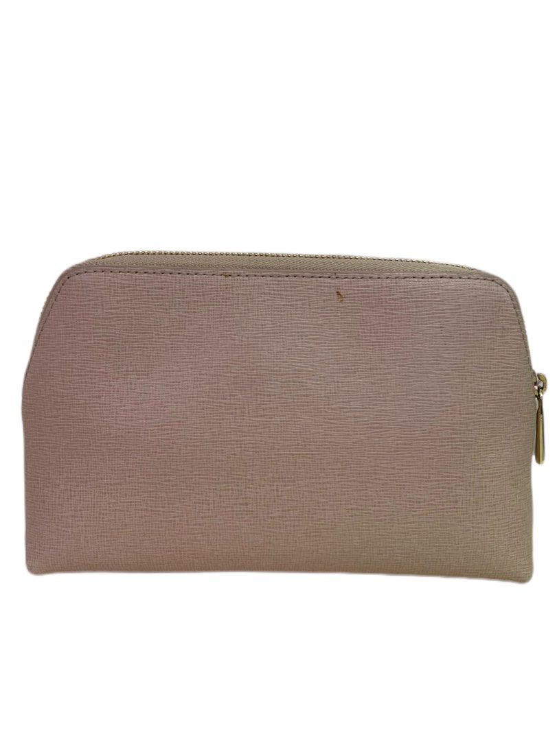 AUTHENTIC FURLA Saffiano Leather Pouch — Blush Nude (Category: Luxury Bags & Wallets) located in Cavite. Submitted by charmscloset888 (Listing ID 1460018416, Image 2). Description: FURLA Saffiano Leather Pouch — Blush Nude A timeless Furla pouch in a soft blush/nude shade, crafted in textured Saffiano leather with elegant gold-tone hardware. Clean, structured, and versatile — perfect as a makeup pouch, organizer, travel pouch, or a minimalist clu
