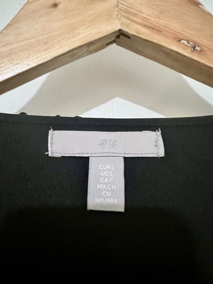 AUTHENTIC: H&M Sequins Black Coat (Category: Coats, Jackets and Outerwear) located in Quezon City. Submitted by homeandthrifts (Listing ID 1460097785, Image 3). Description: Item: Color may slightly vary in this photo due to lighting Location: Timog, Quezon City Mode of Payment: QR code PM for inquiries, price offer/reduction .