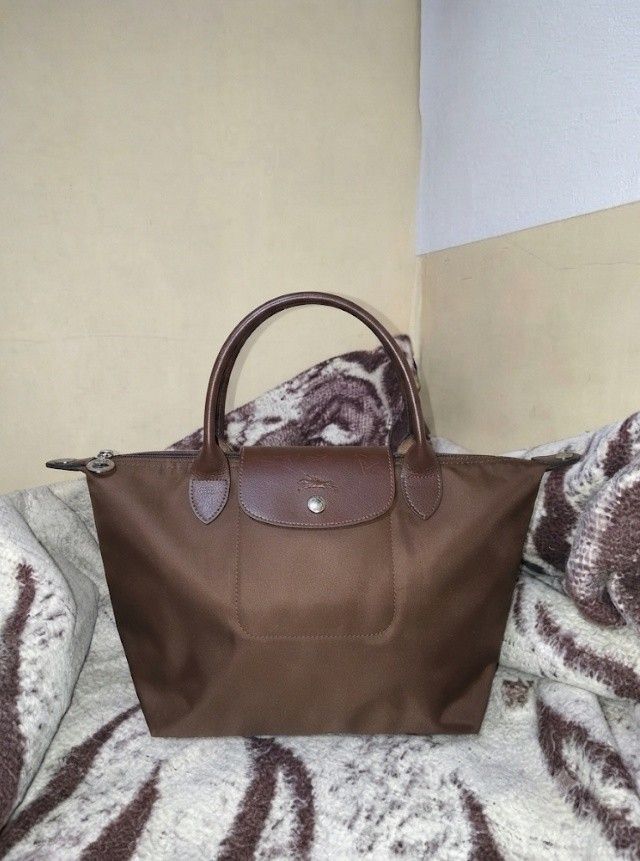 Authentic Longchamp Le Pliage Small Handbag (Chocolate Brown) (Category: Luxury Bags & Wallets) located in Malabon City. Submitted by naughty_09 (Listing ID 1459992250, Image 1). Description: ​Brand: Longchamp ​Style: Le Pliage Original Small (Short Handle) ​Color: Chocolate Brown ​Condition: Pre-loved, good condition. Maingat na ginamit, malinis ang loob, at maayos pa ang zipper at snap button. no issue. .