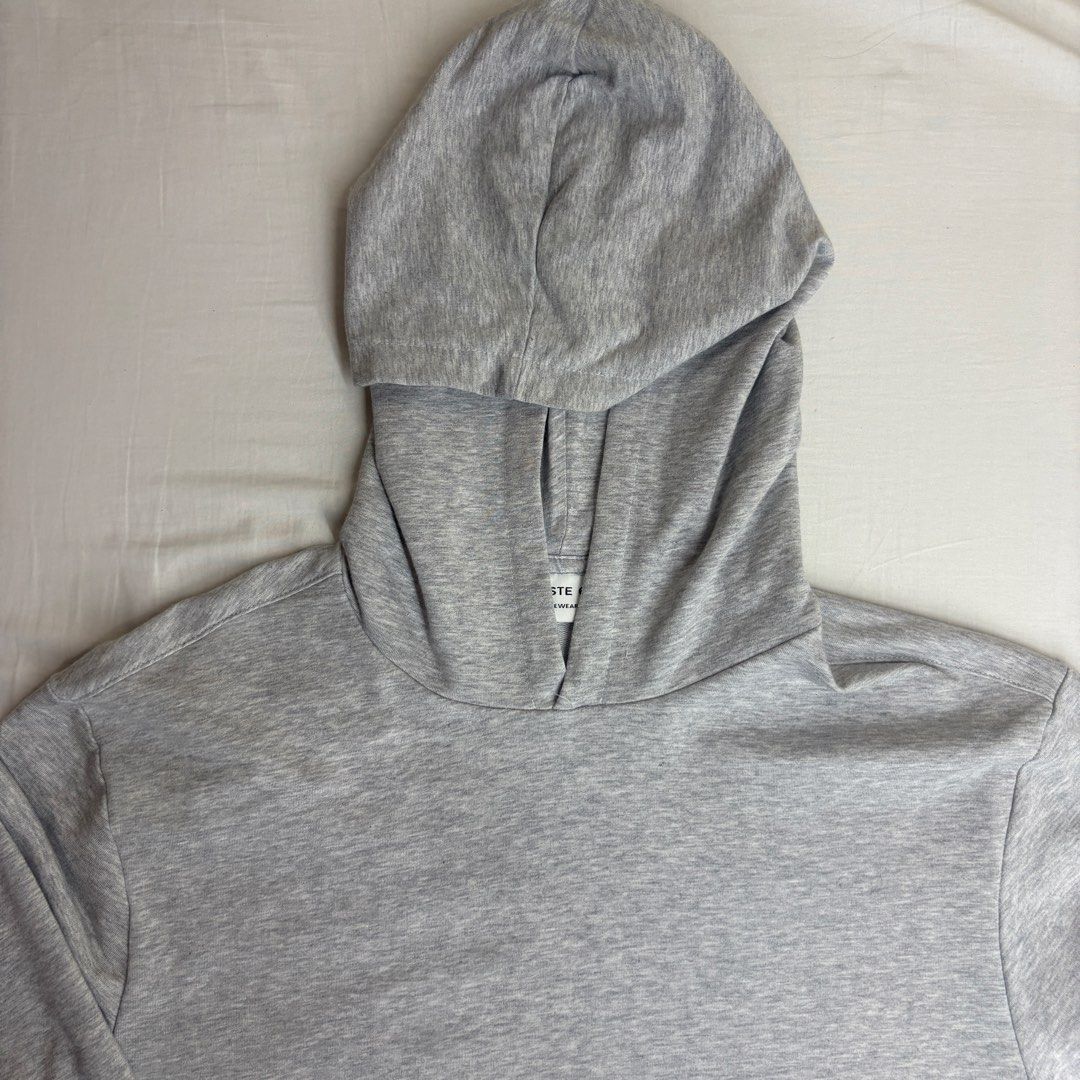 Authentic Unisex Lacoste Hoodie Size: S (Category: Coats, Jackets and Outerwear) located in Angeles City. Submitted by muse_archive (Listing ID 1459966971, Image 2). Description: -Authentic Unisex Lacoste Hoodie -Made in Tunisia Size: S- M No issues.