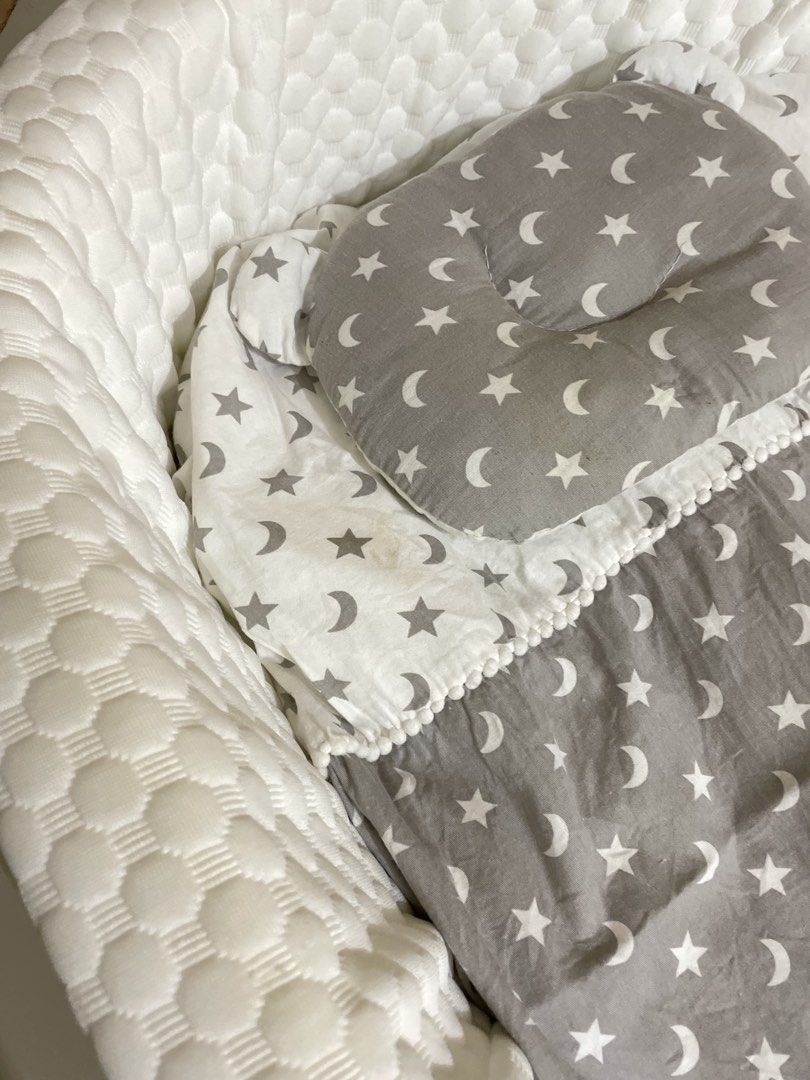 Baby Bed / Baby Nest (Category: Other Kids Furniture) located in Manila. Submitted by sabby.yy (Listing ID 1460039341, Image 3). Description: Baby Bed with Pillow and Bag Issue: Walang foam sa pinaka higaan, pero kung sa kama ilalagay, okay lang. Ganon namin sya ginamit. May yellow and other stains na, need wash po. May natanggal na din na tahi sa pillow - see picture.