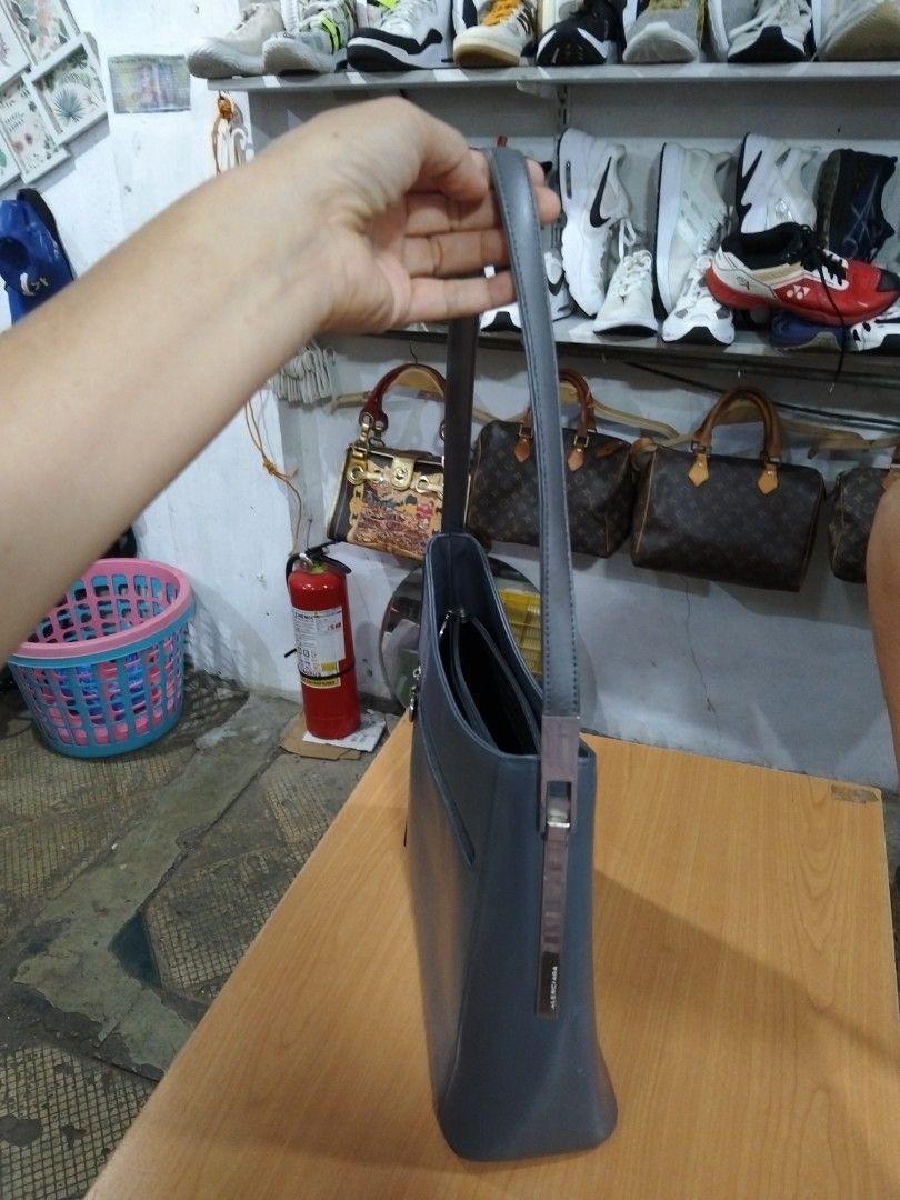 Balenciaga (Category: Shoulder Bags) located in El Salvador. Submitted by francheskaukayukay (Listing ID 1459924410, Image 3). Description: .