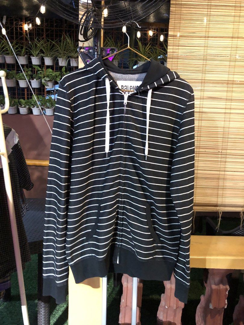 Baleno Comfort Sweater (Category: Coats, Jackets and Outerwear) located in Cauayan City . Submitted by wholly.craaaft (Listing ID 1460025794, Image 1). Description: - Baleno Comfort Sweater - Size: L / 40 - Made in Italy - Grey and black patterned fabric - Zipper closure - Ideal for casual wear.