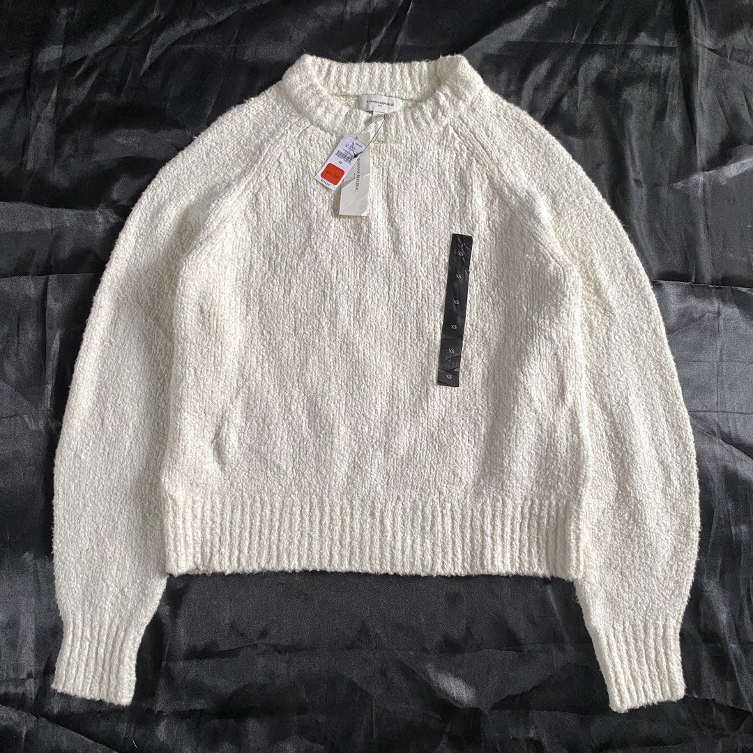 Banana Republic Sweatshirt (Category: Coats, Jackets and Outerwear) located in Calamba. Submitted by vxd3.store (Listing ID 1460101410, Image 1). Description: Banana Republic Sweatshirt size XS 22 Length 19.5 Width -good condition -no issue.