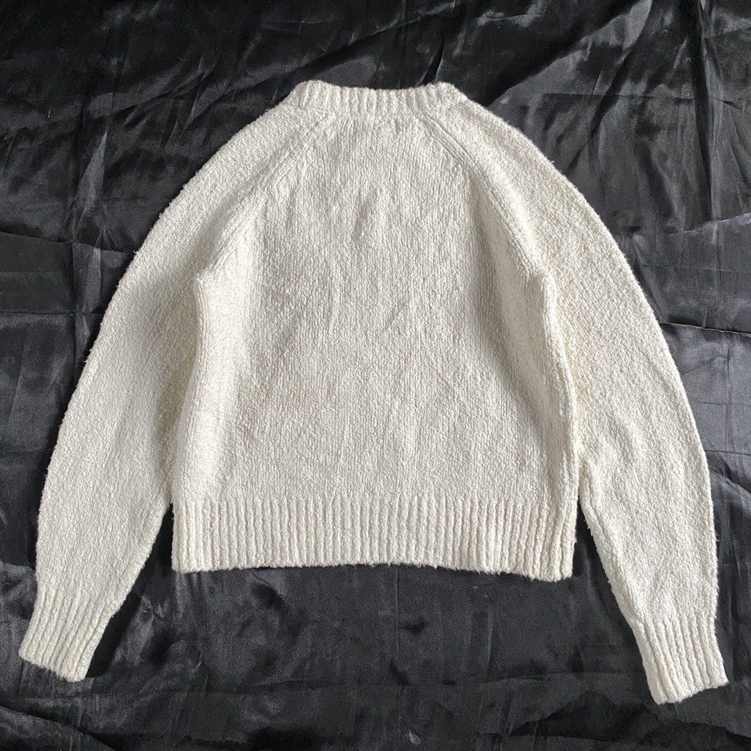 Banana Republic Sweatshirt (Category: Coats, Jackets and Outerwear) located in Calamba. Submitted by vxd3.store (Listing ID 1460101410, Image 2). Description: Banana Republic Sweatshirt size XS 22 Length 19.5 Width -good condition -no issue.