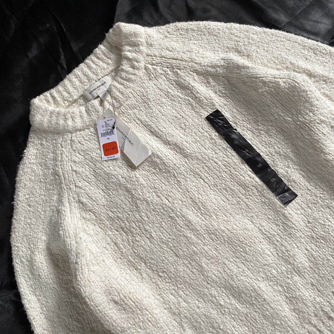 Banana Republic Sweatshirt (Category: Coats, Jackets and Outerwear) located in Calamba. Submitted by vxd3.store (Listing ID 1460101410, Image 3). Description: Banana Republic Sweatshirt size XS 22 Length 19.5 Width -good condition -no issue.