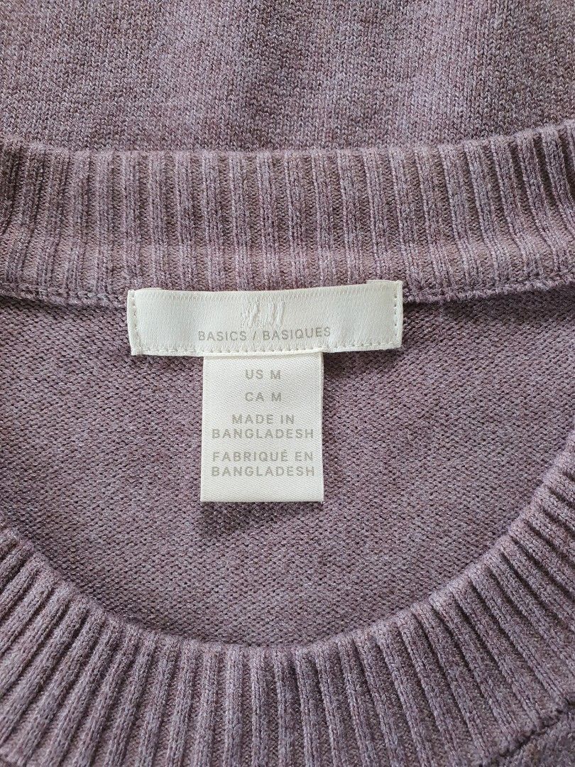 H&M BASICS BY NATURE Crew Neck Sweater (Category: Longsleeves) located in Laoag. Submitted by soukay (Listing ID 1459990388, Image 2). Description: Manual Measurements: Pit to Pit : 46 inches Shoulder : 17.5 inches Length : 26 inches - BASICS BY NATURE crew neck sweater - Soft knit fabric for comfort - Simple, classic design - Versatile: great for layering or wearing on its own - Easy to style with any outfit - Size: Medium (M).