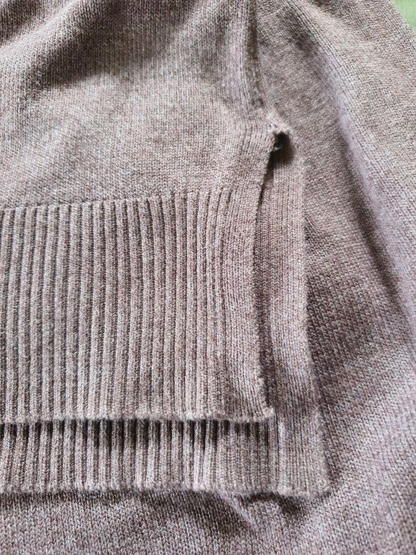 H&M BASICS BY NATURE Crew Neck Sweater (Category: Longsleeves) located in Laoag. Submitted by soukay (Listing ID 1459990388, Image 3). Description: Manual Measurements: Pit to Pit : 46 inches Shoulder : 17.5 inches Length : 26 inches - BASICS BY NATURE crew neck sweater - Soft knit fabric for comfort - Simple, classic design - Versatile: great for layering or wearing on its own - Easy to style with any outfit - Size: Medium (M).