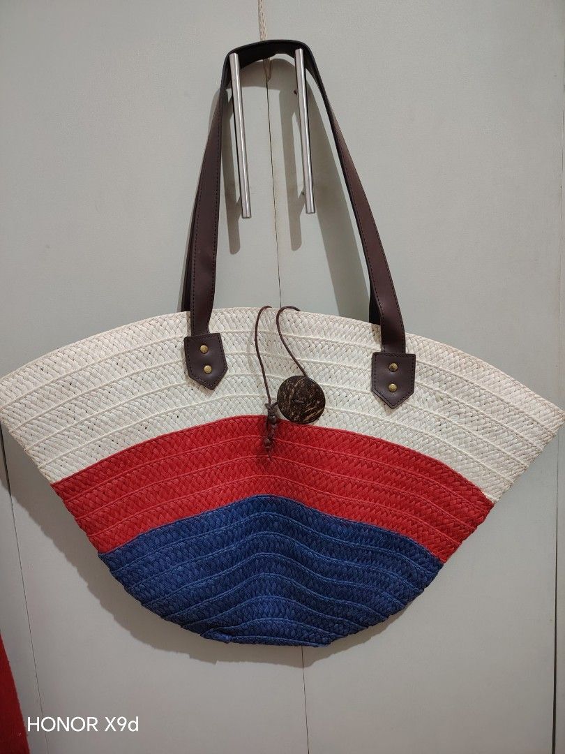 Beach bag (Category: Beach Bags) located in Manila. Submitted by cupcak305 (Listing ID 1460045277, Image 1). Description: Pre loved beach bag.