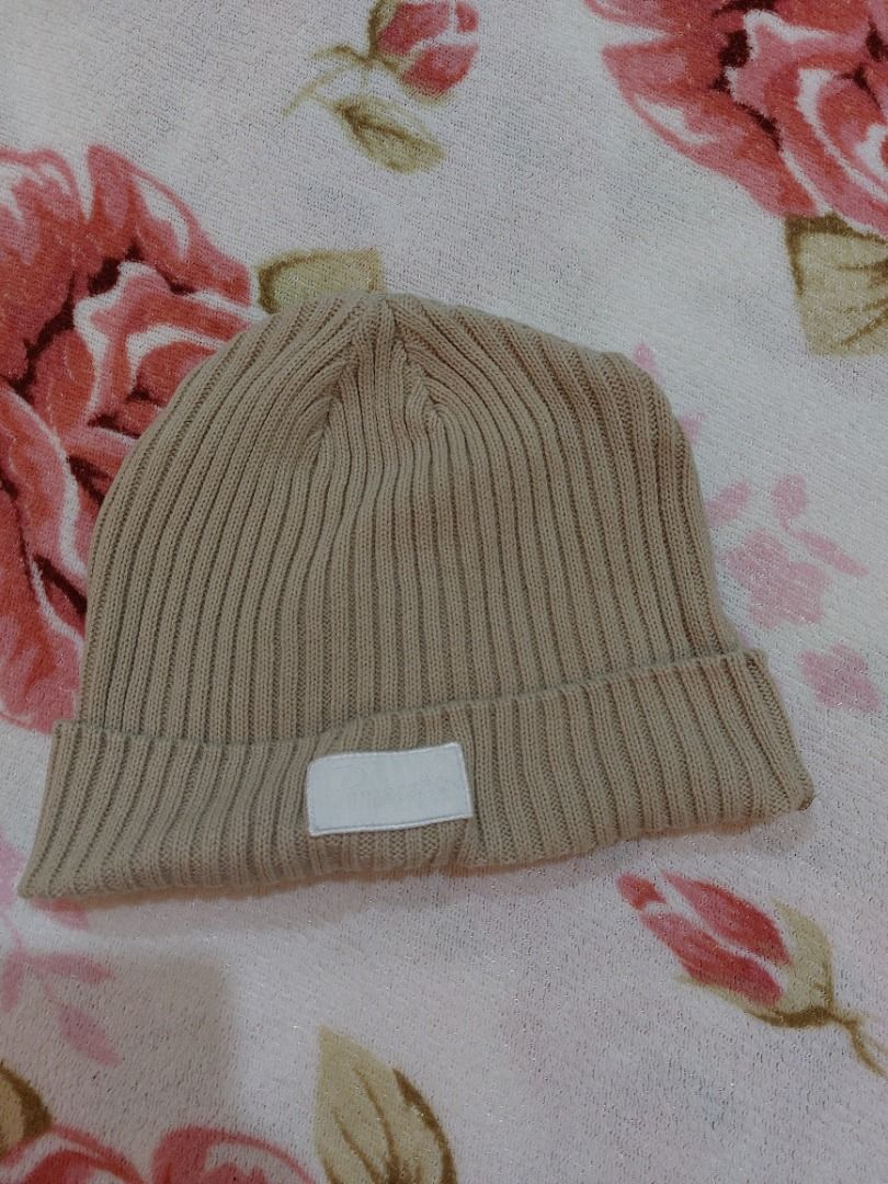 Beige Beanie Penshoppe (Category: Caps & Hats) located in Muntinlupa City. Submitted by biancstuff (Listing ID 1460076031, Image 1). Description: - Beige ribbed beanie - Small white patch with embroidered logo on front - Simple and classic design - Perfect for staying warm mop: gcash mod: lalamove/grab (buyer shoulders sf).
