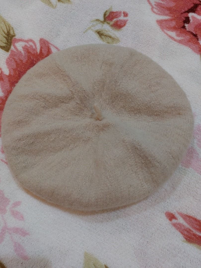 Beige Knit Beret Hat (Category: Hats & Beanies) located in Muntinlupa City. Submitted by biancstuff (Listing ID 1460076354, Image 1). Description: - Soft knit beret in neutral beige - Classic round shape - Adds a stylish touch to any outfit - Comfortable and easy to wear - Perfect for cooler weather - Works with both casual and dressy looks mop: gcash mod: lalamove/grab (buyer shoulders sf).