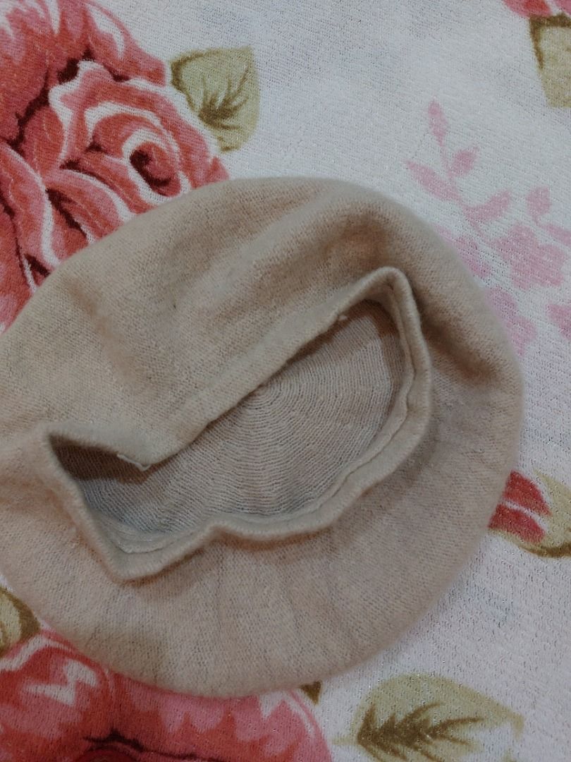 Beige Knit Beret Hat (Category: Hats & Beanies) located in Muntinlupa City. Submitted by biancstuff (Listing ID 1460076354, Image 2). Description: - Soft knit beret in neutral beige - Classic round shape - Adds a stylish touch to any outfit - Comfortable and easy to wear - Perfect for cooler weather - Works with both casual and dressy looks mop: gcash mod: lalamove/grab (buyer shoulders sf).