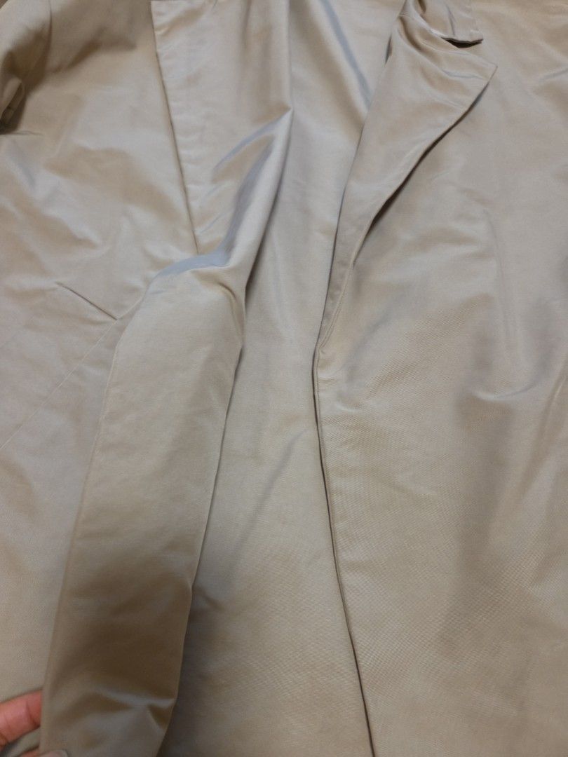 Beige trench coat （分類：外套及戶外衣服）位於 Hong Kong。 由 emonfancyworld 提交（商品編號 1460010984，圖片 2）。簡介： chest 52cm length 80cm。