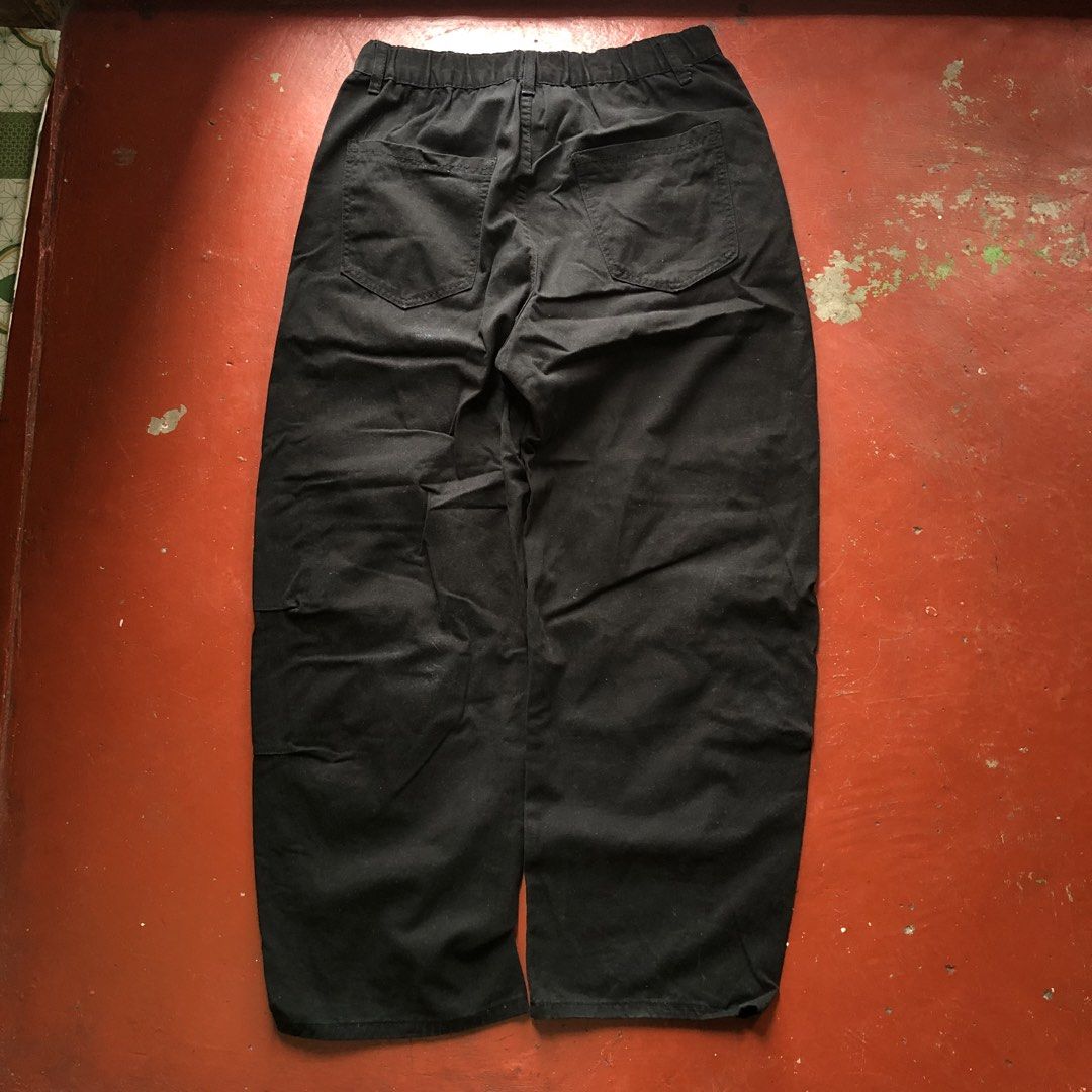 Black Cargo Pants XL (Category: Other Bottoms) located in Manila. Submitted by dopethrift.cat (Listing ID 1459989670, Image 2). Description: Dimes: Inches Waist: 32" (garterize) Length: 40" Thigh: 12" LegHole: 10" mop: gcash ship: lalamove or jnt - Black cargo pants - 100% cotton fabric - Elastic waistband at the back for comfort - Multiple functional pockets (front and back) - Classic straight leg fit - Ideal for everyday casual outfits.