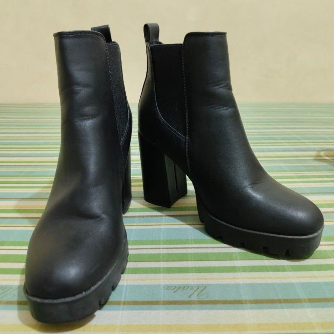 Black Chunky Platform High Heel Ankle Boots (Category: Boots) located in Manila. Submitted by truefire-fdb5 (Listing ID 1460010898, Image 1). Description: Selling my London Rag chunky heel ankle boots, used only once and still looking fresh like they walked straight out of the store. No box anymore, but the boots themselves are in excellent condition: • Worn literally one time • Clean, no scratches, no damage • Solid block heel, comfy to walk in 