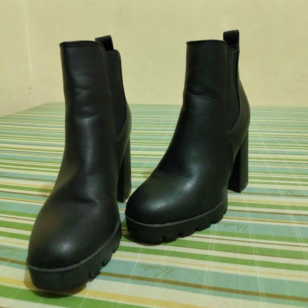 Black Chunky Platform High Heel Ankle Boots (Category: Boots) located in Manila. Submitted by truefire-fdb5 (Listing ID 1460010898, Image 3). Description: Selling my London Rag chunky heel ankle boots, used only once and still looking fresh like they walked straight out of the store. No box anymore, but the boots themselves are in excellent condition: • Worn literally one time • Clean, no scratches, no damage • Solid block heel, comfy to walk in 