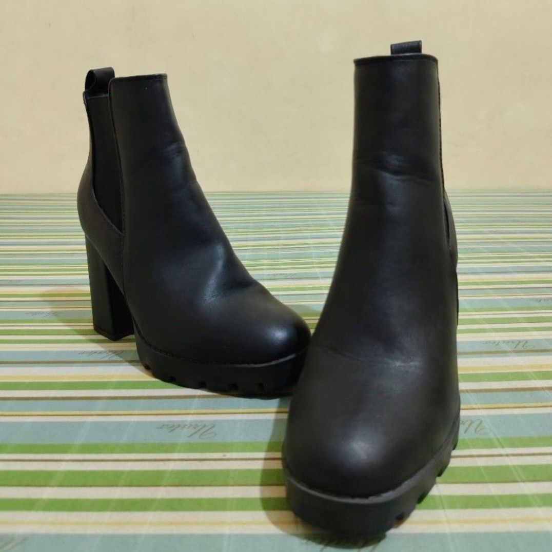 Black Chunky Platform High Heel Ankle Boots (Category: Boots) located in Manila. Submitted by truefire-fdb5 (Listing ID 1460010898, Image 2). Description: Selling my London Rag chunky heel ankle boots, used only once and still looking fresh like they walked straight out of the store. No box anymore, but the boots themselves are in excellent condition: • Worn literally one time • Clean, no scratches, no damage • Solid block heel, comfy to walk in 