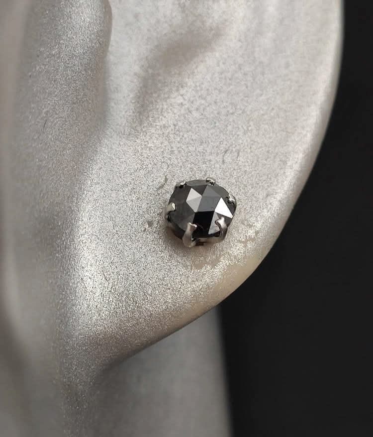 Black diamond in plated platinum stud earrings (Category: Earrings) located in Quezon City. Submitted by thriftclub.mnl (Listing ID 1460094787, Image 1). Description: For sale only 15,000/15k Black diamond in plated platinum stud earrings no issue with certificate 1.500 carat/PT900 📍Qc.