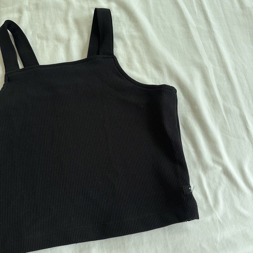 Black Halter Top (Category: Sleeveless) located in San Juan City. Submitted by keep.it.clean (Listing ID 1459985123, Image 2). Description: Can fit XS-S helping tags: h&m, zara, bershka, cotton on, uniqlo .