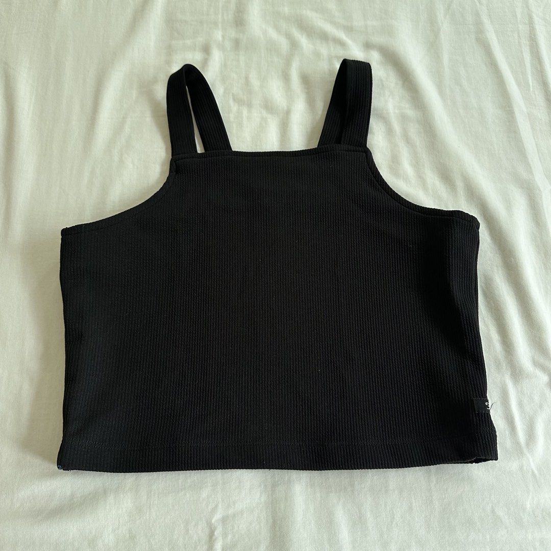 Black Halter Top (Category: Sleeveless) located in San Juan City. Submitted by keep.it.clean (Listing ID 1459985123, Image 1). Description: Can fit XS-S helping tags: h&m, zara, bershka, cotton on, uniqlo .