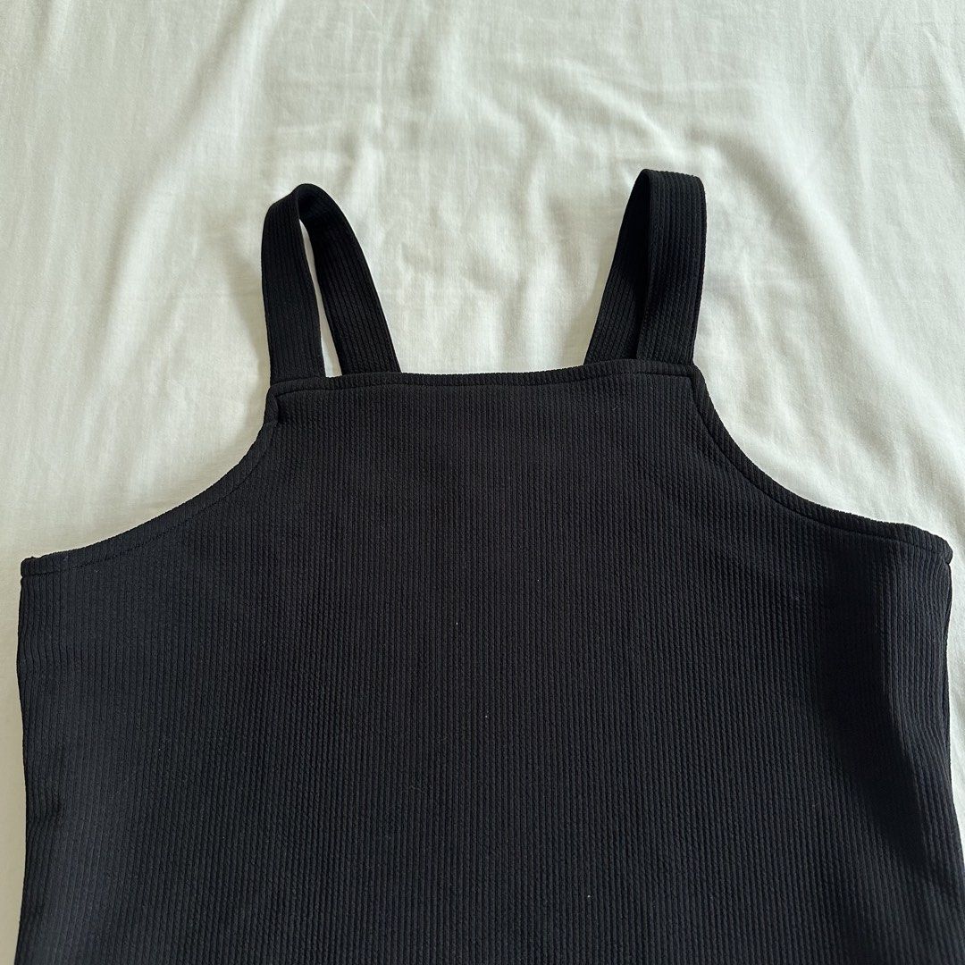 Black Halter Top (Category: Sleeveless) located in San Juan City. Submitted by keep.it.clean (Listing ID 1459985123, Image 3). Description: Can fit XS-S helping tags: h&m, zara, bershka, cotton on, uniqlo .