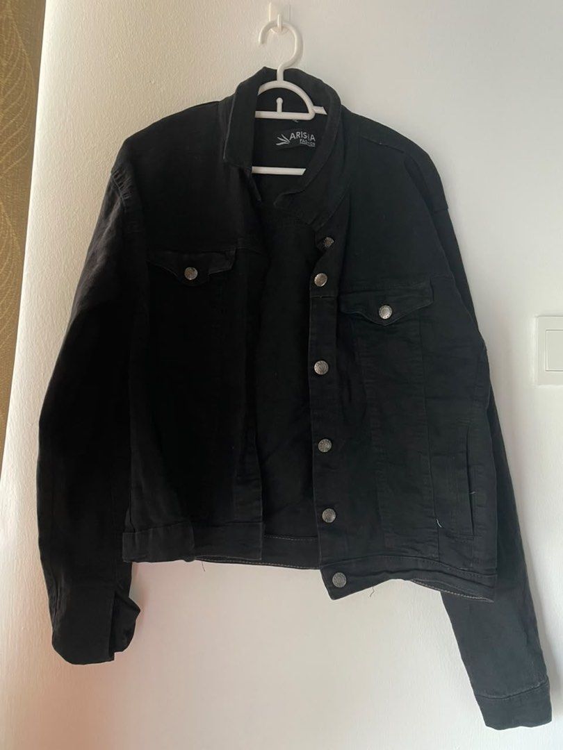 Black Jacket (Category: Coats, Jackets and Outerwear) located in Ipoh. Submitted by aryna_ (Listing ID 1459976707, Image 1). Description: Can fit to M size.