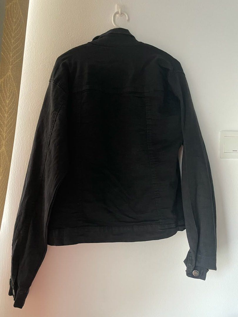 Black Jacket (Category: Coats, Jackets and Outerwear) located in Ipoh. Submitted by aryna_ (Listing ID 1459976707, Image 2). Description: Can fit to M size.