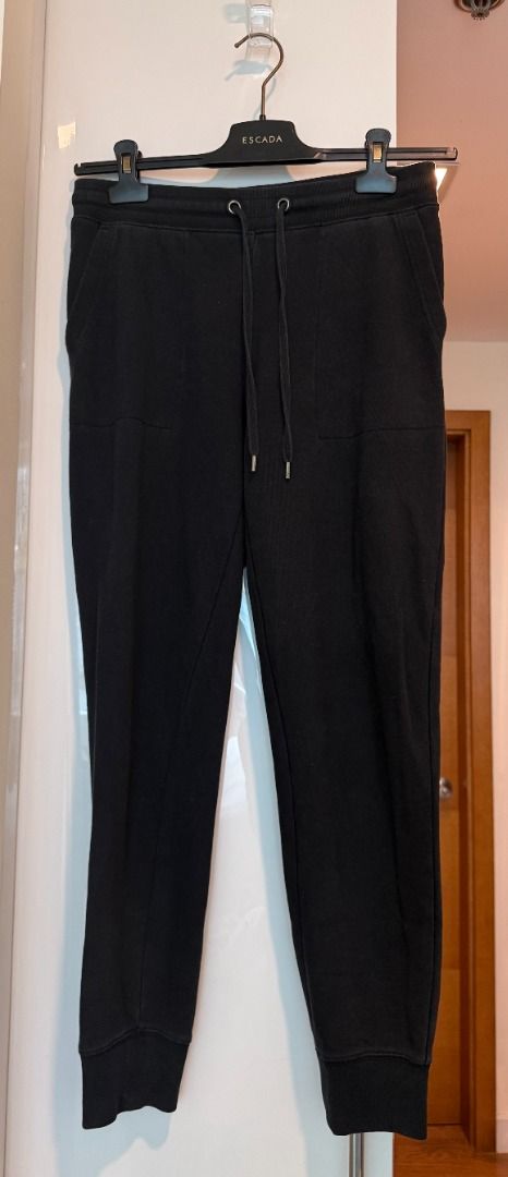UNIQLO WOMEN’S RELAXED TAPERED BLACK JOGGER PANTS (Category: Other Bottoms) located in Makati City. Submitted by fpled (Listing ID 1459991054, Image 1). Description: ✨ UNIQLO WOMEN’S RELAXED TAPERED BLACK JOGGER PANTS ✨ • Size Medium • Deep Pockets & Drawstring Classic Uniqlo black joggers featuring a comfortable elastic waistband with metal-tipped drawstrings, deep side pockets, and a flattering relaxed-tapered silhouette with ribbed ankle cuffs