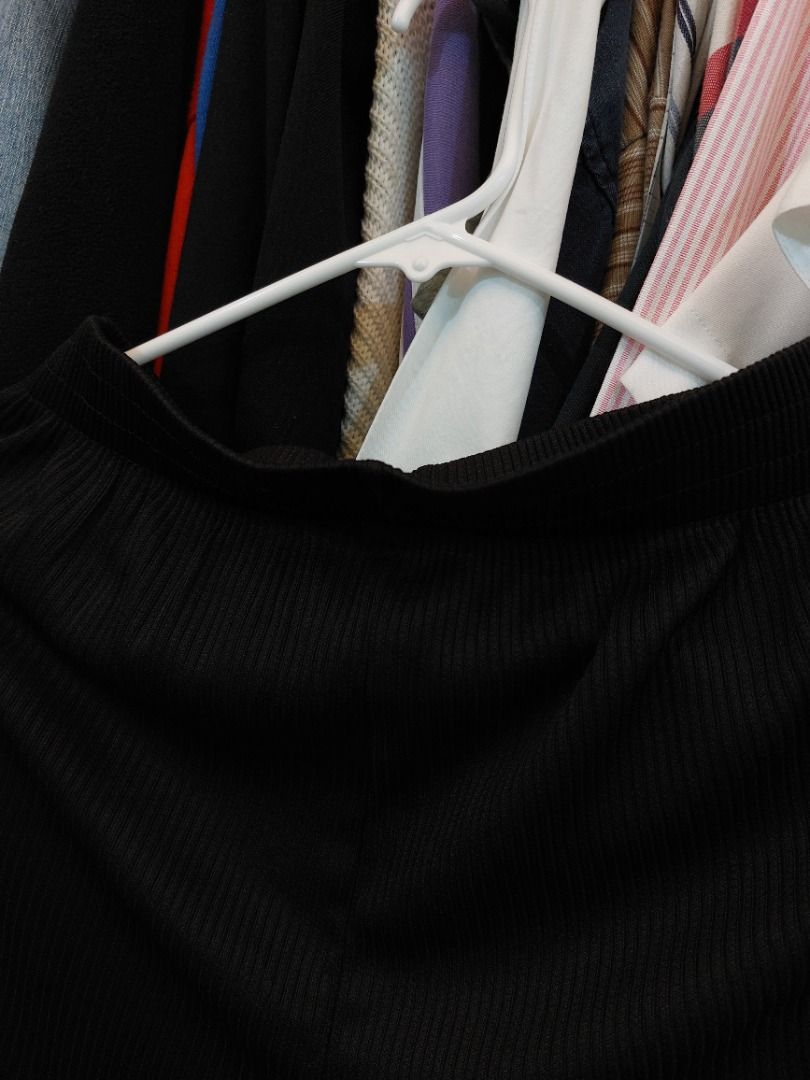 black lounge cotton pants (Category: Other Bottoms) located in Muntinlupa City. Submitted by biancstuff (Listing ID 1460073723, Image 2). Description: - Basic black ribbed top - Stretchy material for a comfortable fit mop: gcash mod: lalamove/grab (buyer shoulders sf).