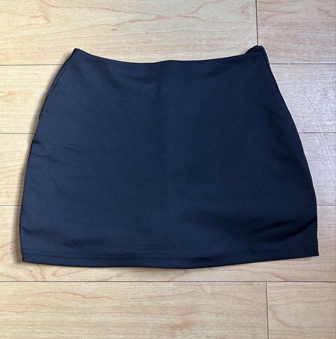 Black Mini Skirt with Inner Shorts (Category: Skirts) located in Mandaluyong City. Submitted by bayline999 (Listing ID 1459919867, Image 1). Description: .