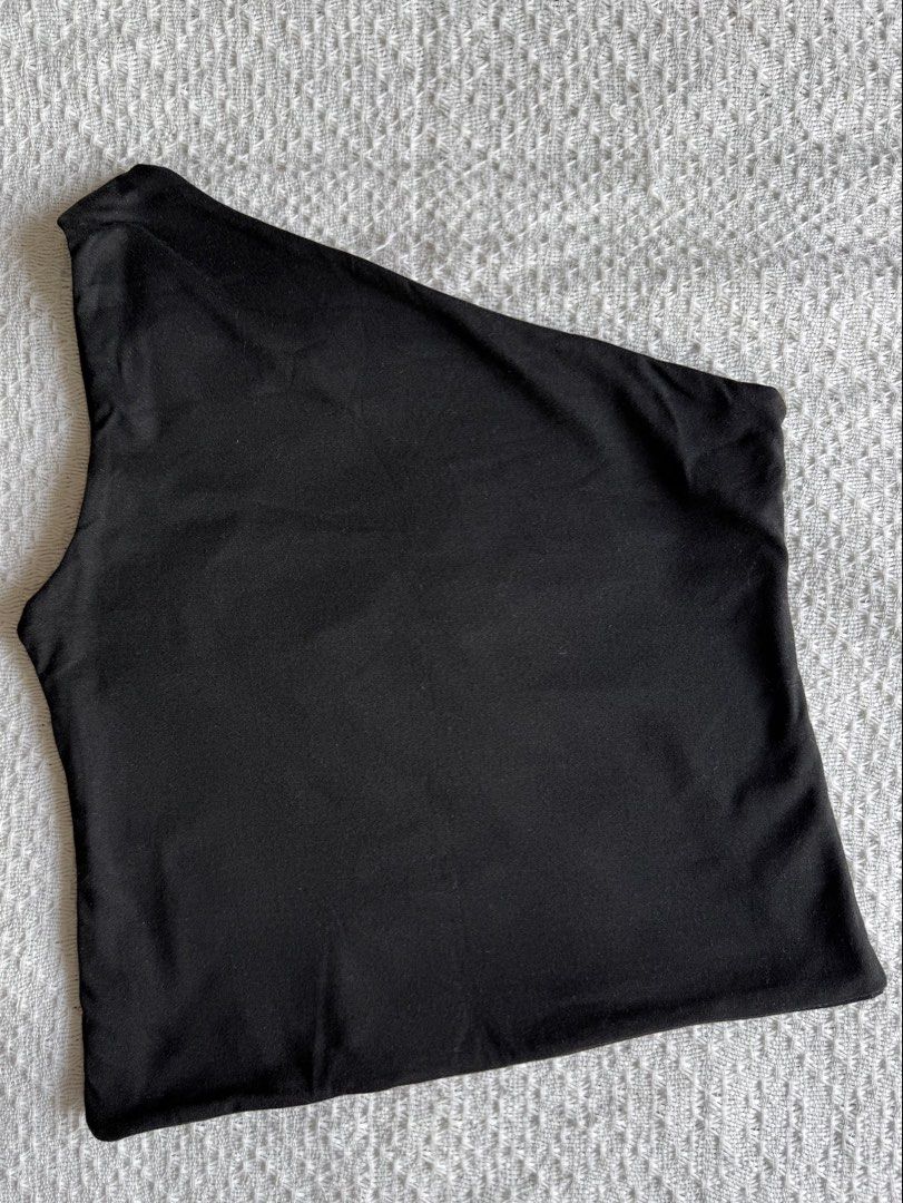 Black One Shoulder Crop Top (Category: Sleeveless) located in San Juan City. Submitted by vrncng (Listing ID 1459981328, Image 1). Description: - Black one shoulder crop top - Stretchy material for a comfortable fit - Best fits size Small - Suitable for casual outings or dressing up.