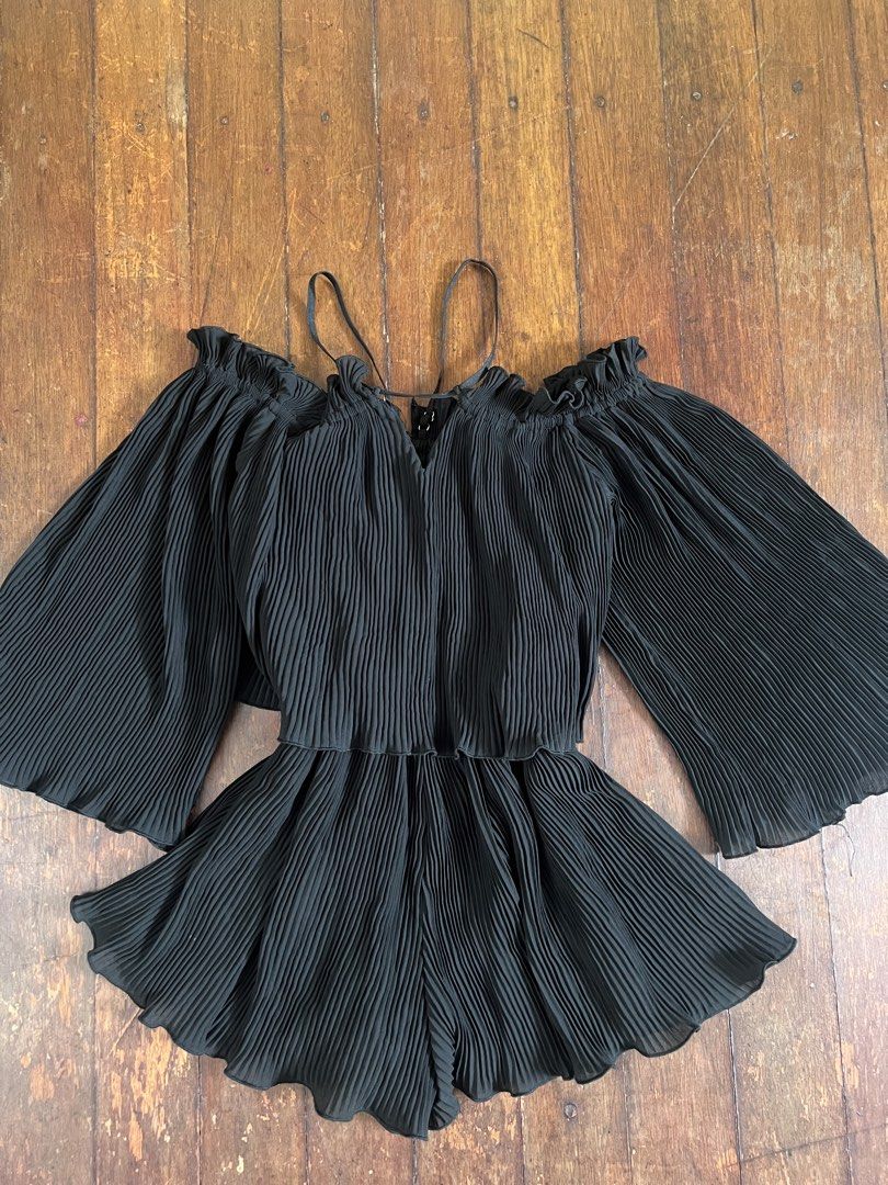 Black Pleated Romper (Category: Rompers) located in Quezon City. Submitted by midnigt (Listing ID 1460061257, Image 2). Description: small to medium fit.