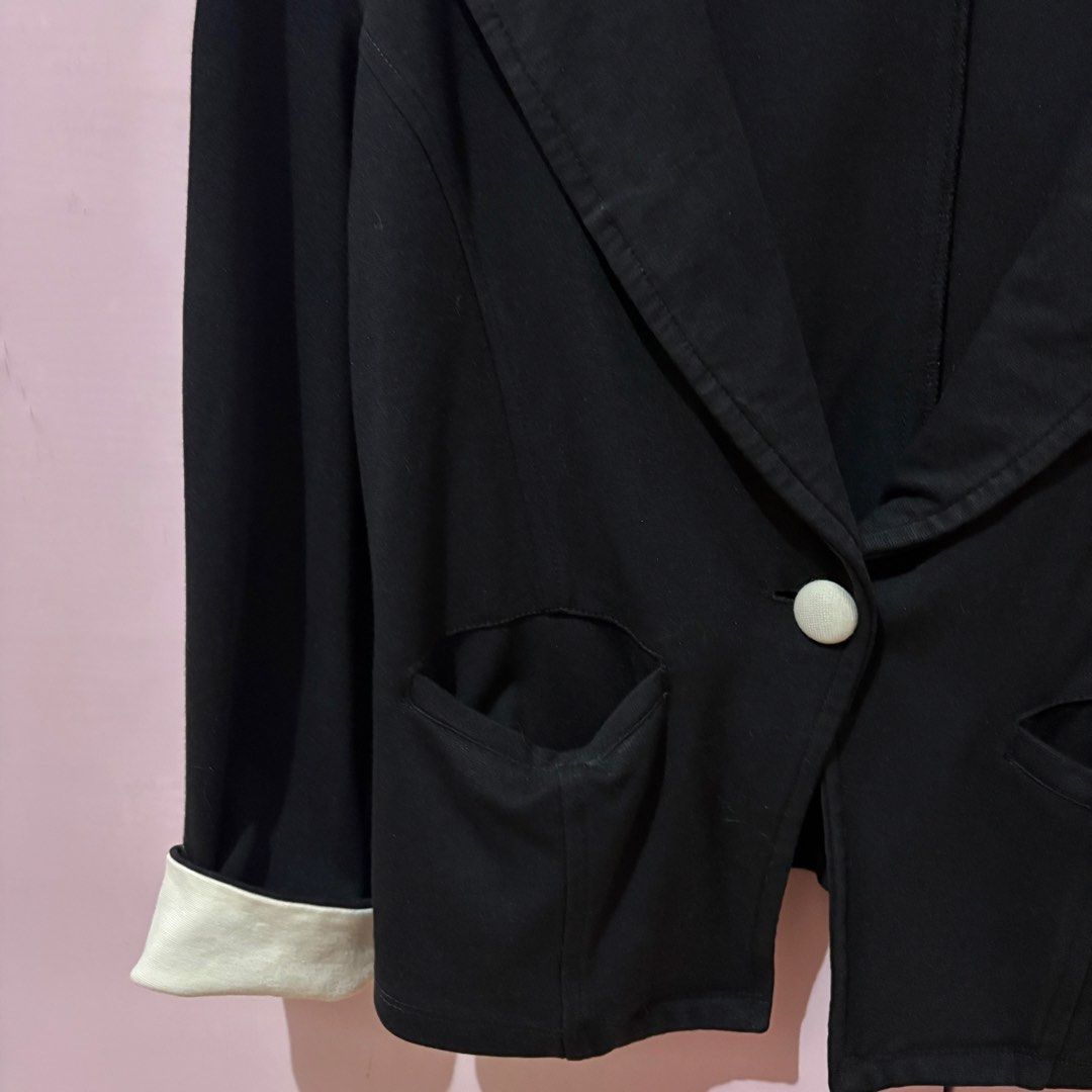 Black Relaxed Blazer with White Cuffs and Button (Category: Coats, Jackets and Outerwear) located in Taguig. Submitted by xoalexv (Listing ID 1459994395, Image 2). Description: - Classic black blazer - Single white button closure - Contrasting white cuffs - Two functional front pockets - Versatile for work or evening wear - Effortlessly elevates any outfit - material is very relaxed, and similar to a sweater.