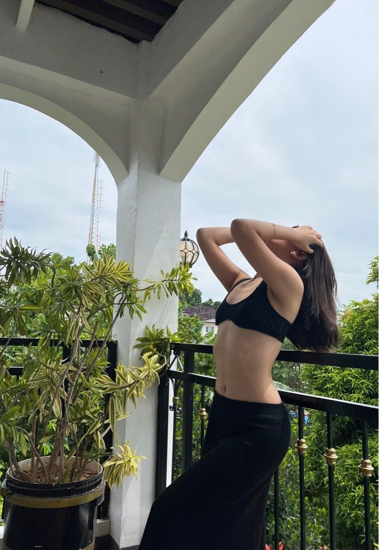 Black Ribbed Maxi Skirt (Category: Skirts) located in Manila. Submitted by rmaraaa (Listing ID 1459939221, Image 2). Description: Sf shoulder by buyer Fits s-m (stretchable) Loc: Antipolo.