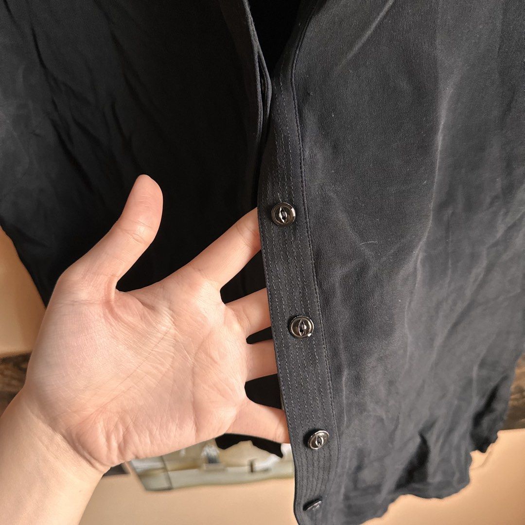 Black Short-Sleeve V-Neck Button-Down Blouse with Cuffed Sleeves (Category: Blouses) located in Manila. Submitted by andreidenise (Listing ID 1459983590, Image 2). Description: m - l ↶*ೃ✧˚. ❃ ↷ ˊ- location: taft ave. manila mop: gcash/bank transfer to gcash mod: j&t/lalamove/angkas ↶*ೃ✧˚. ❃ ↷ ˊ- * . °•★|•°∵r e m i n d e r s∵°•|☆•° . * ➺ no cod ➺ no return / refund / exchange ! I make sure that you’ll receive the correct orders <3 ➺ shipping every