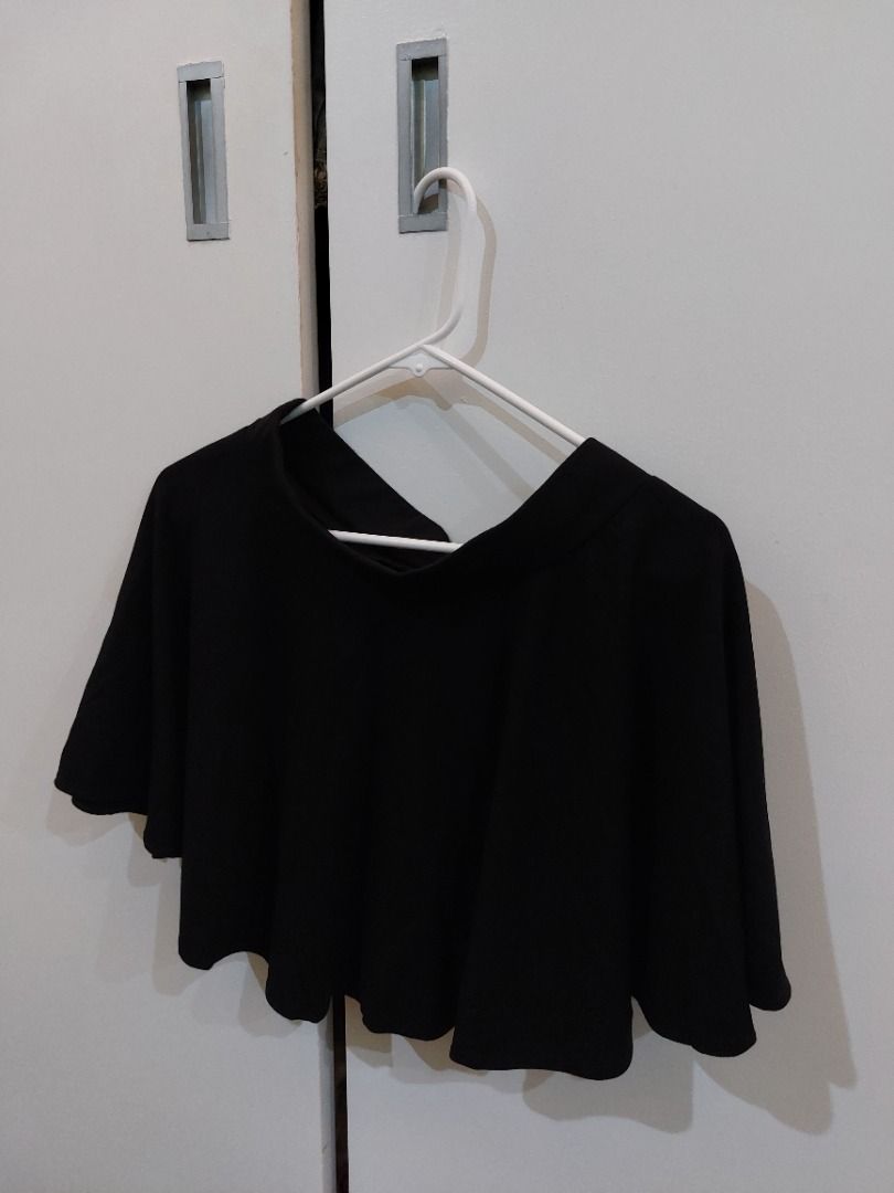 black skater flowy short skirt (Category: Skirts) located in Muntinlupa City. Submitted by biancstuff (Listing ID 1460073385, Image 1). Description: mop: gcash mod: lalamove/grab (buyer shoulders sf).
