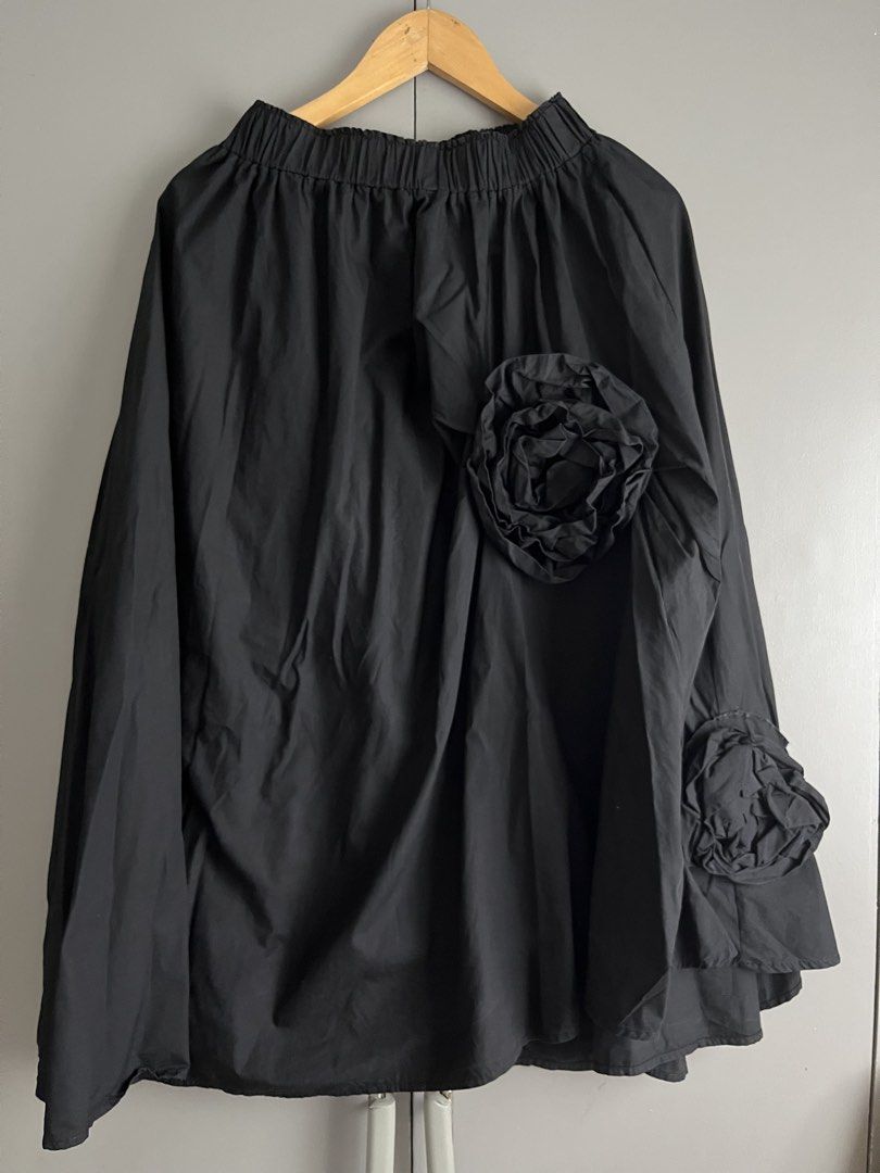 black skirt with flower details (Category: Skirts) located in Quezon City. Submitted by evyandsierra (Listing ID 1459921546, Image 1). Description: really beautiful. i just have too many black skirts.😅.