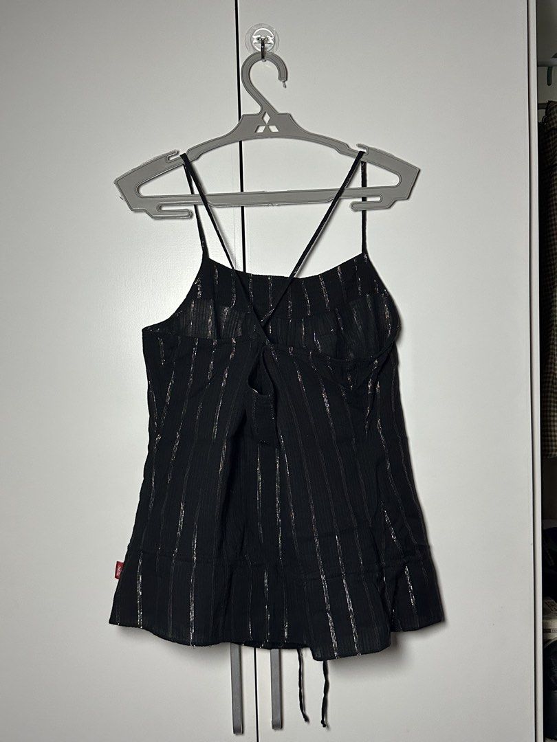 Black Sleeveless (Category: Sleeveless) located in Porac. Submitted by poimd_ (Listing ID 1459972980, Image 2). Description: size L on tag .