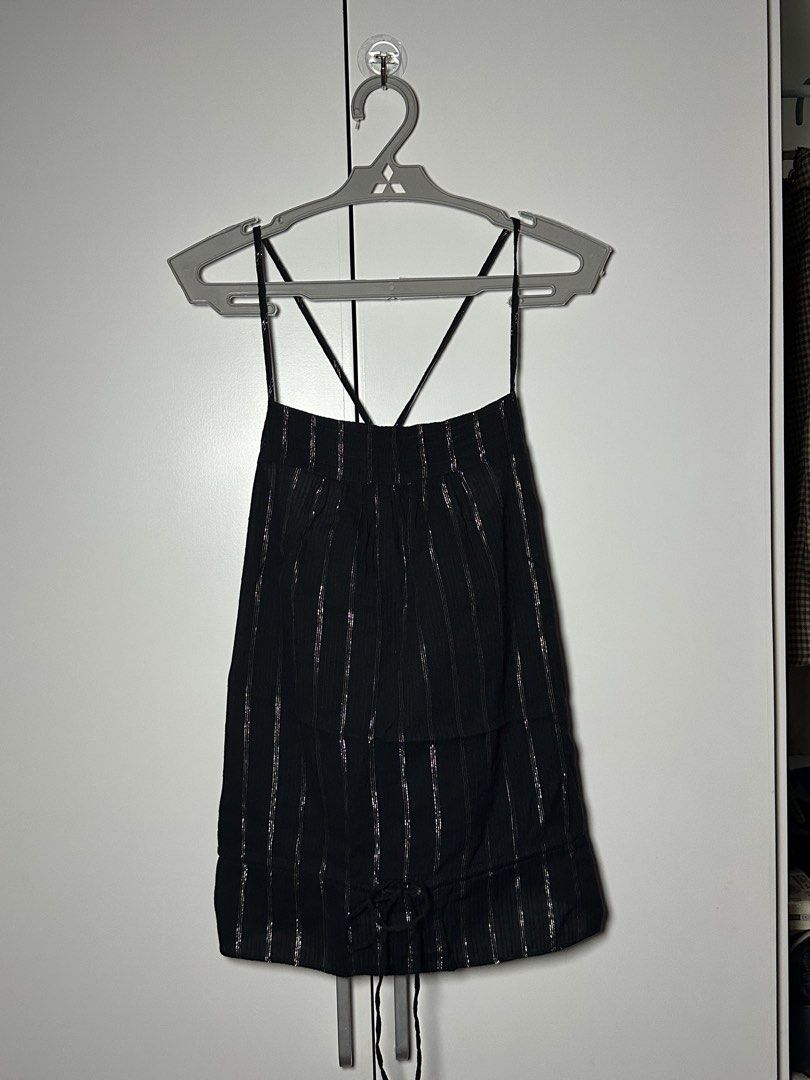 Black Sleeveless (Category: Sleeveless) located in Porac. Submitted by poimd_ (Listing ID 1459972980, Image 1). Description: size L on tag .