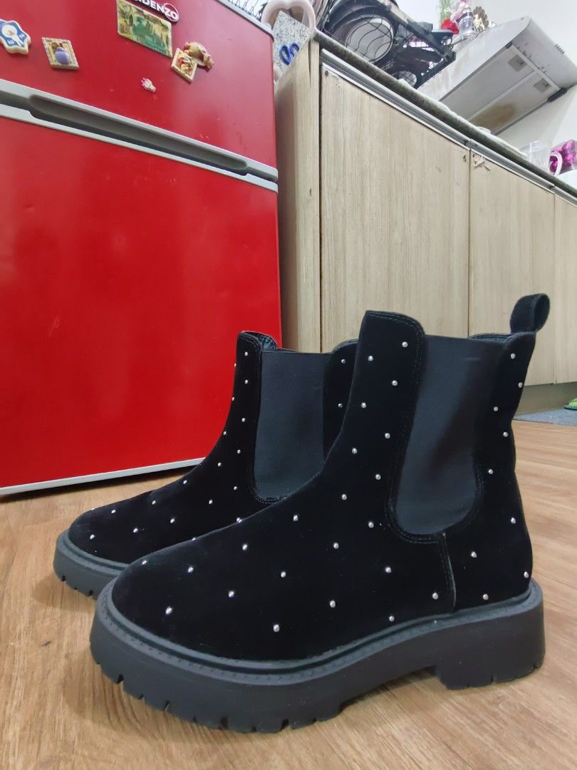 Black Studded Side-Gore boots by Lowry's Farm (Category: Boots) located in Manila. Submitted by deleonhann57311 (Listing ID 1459935038, Image 2). Description: Brand New po Wala lng box stocks lng po. never worn size 7 ok Keri pa s 8 galing Japan Authentic branded by LOWRYS FARM.pa search nlng po sa google..