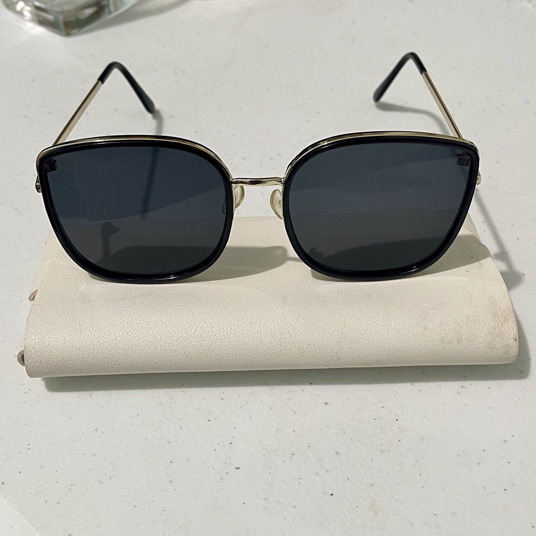 Black Sunglasses (Category: Sunglasses & Eyewear) located in Subic. Submitted by pepaydeclutters (Listing ID 1460094201, Image 1). Description: Large oversized black sunglasses Comes with pouch (pouch has signs of storage but I'll clean it the best I can before shipping naman).