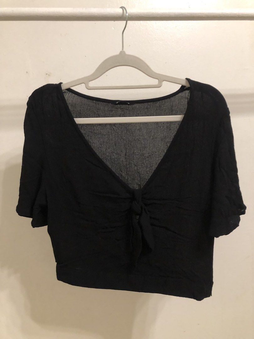 Black Tie Front Crop Top (Category: Sleeveless) located in San Pablo. Submitted by fbyriri51927 (Listing ID 1460003018, Image 1). Description: - Trendy black crop top - Flattering V-neckline - Short, delicate flutter sleeves - Stylish tie-front detail - Unique crinkled fabric texture - Convenient side zipper closure - Versatile: pairs perfectly with high-waisted bottoms.