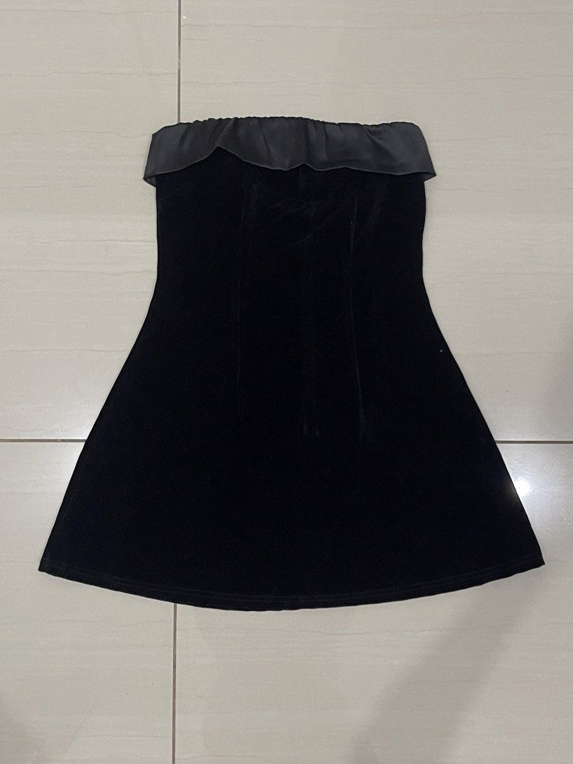 Black Velvet Mini Dress (Category: Dresses) located in Manila. Submitted by quasohn (Listing ID 1460017374, Image 1). Description: - bought for 600 in 🍊 app - never used. still with tag - rfs: decluttering - fits with 23 to 29 waistline.